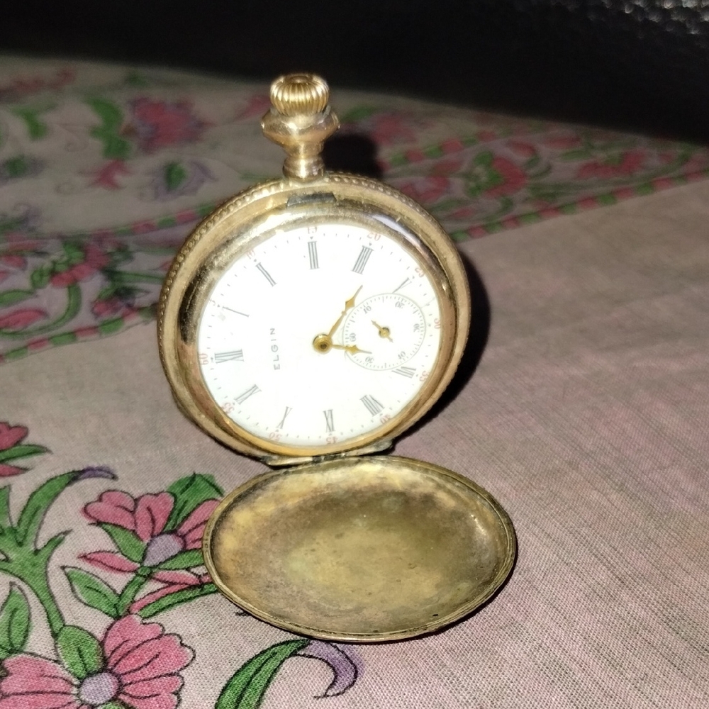 Gold Vintage Pocket Watch with Classic Analog Design